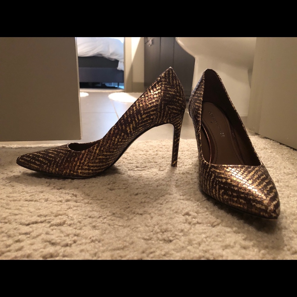 Donald Pliner gold/brown pumps